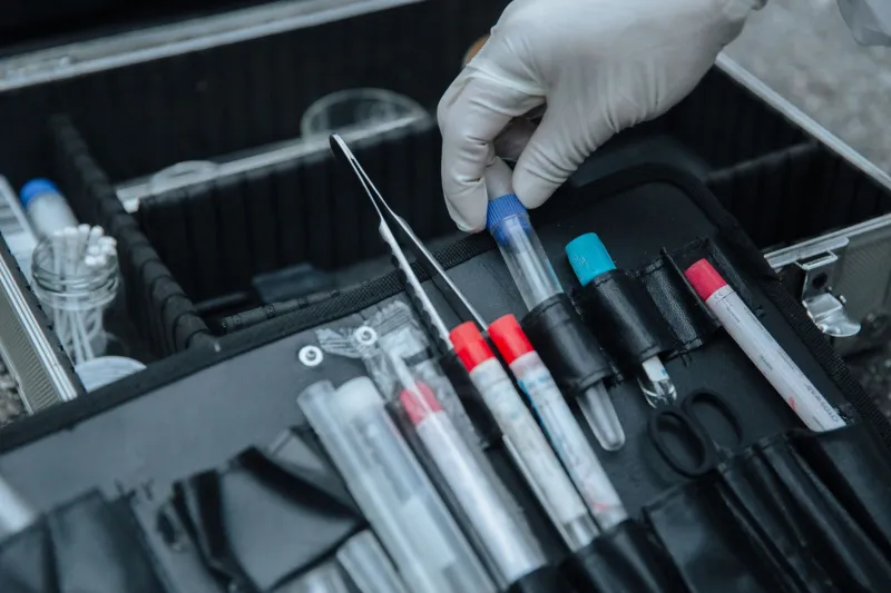 Quand le cybercriminel laisse son ADN derrière lui : la biologie au secours de l'enquête numérique
