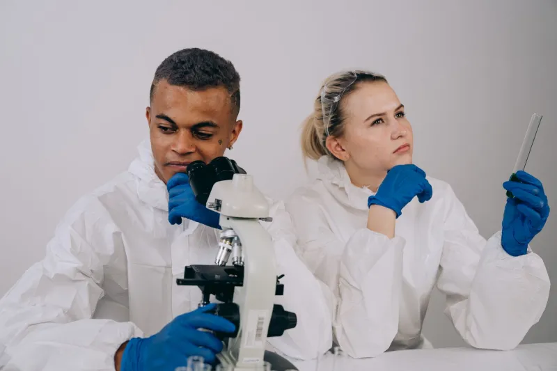 Dizygotes au visage identique : quand la biologie déroute les analyses génétiques